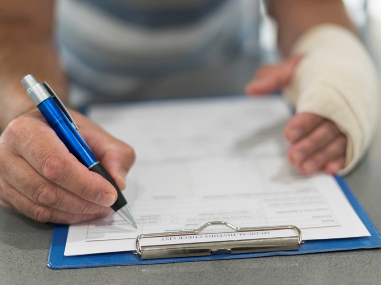 自賠責保険と任意保険、どっちを使うべき？ 違いは？ 有利な使い方を解説